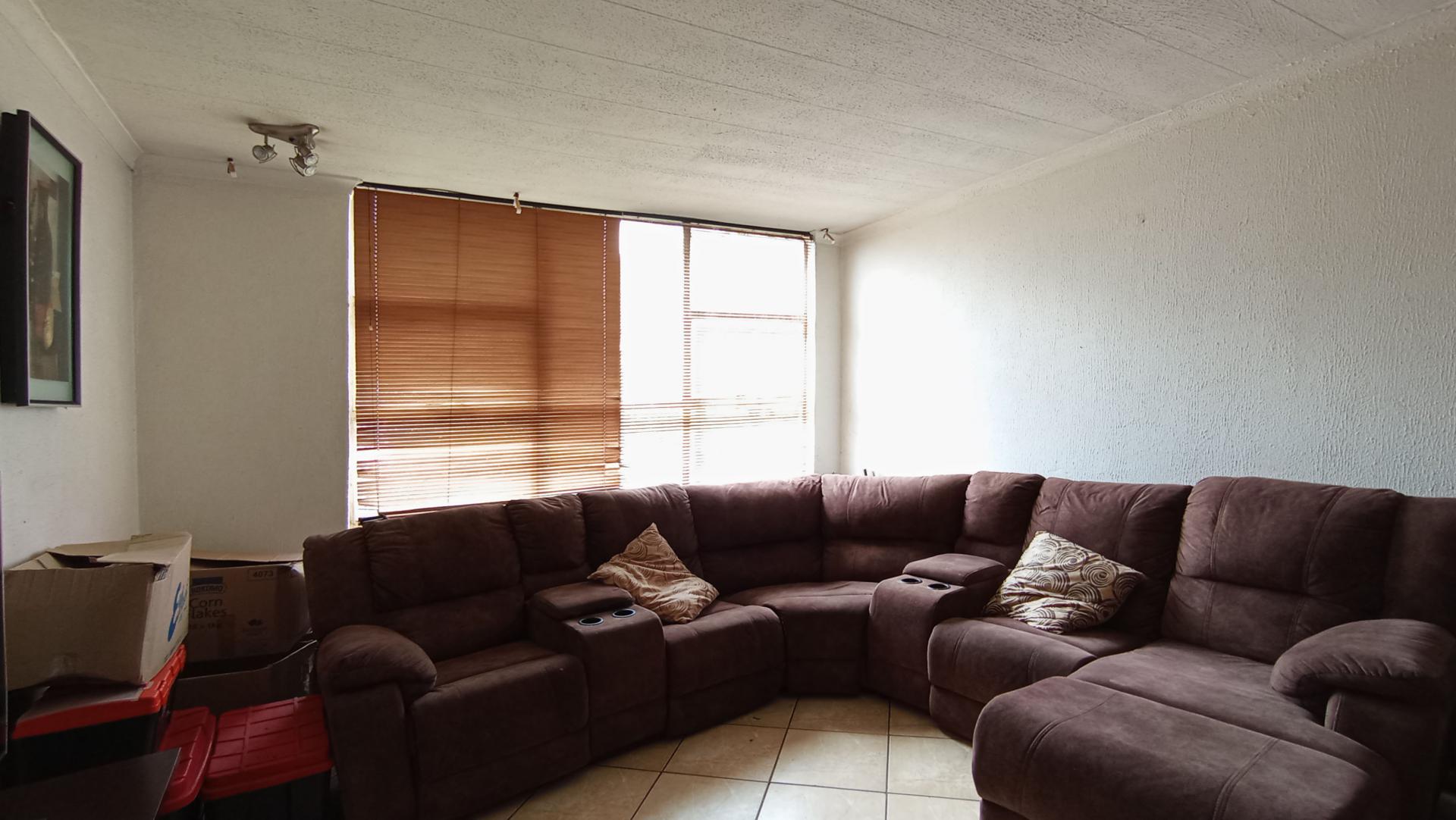 Lounges - 24 square meters of property in Horison View