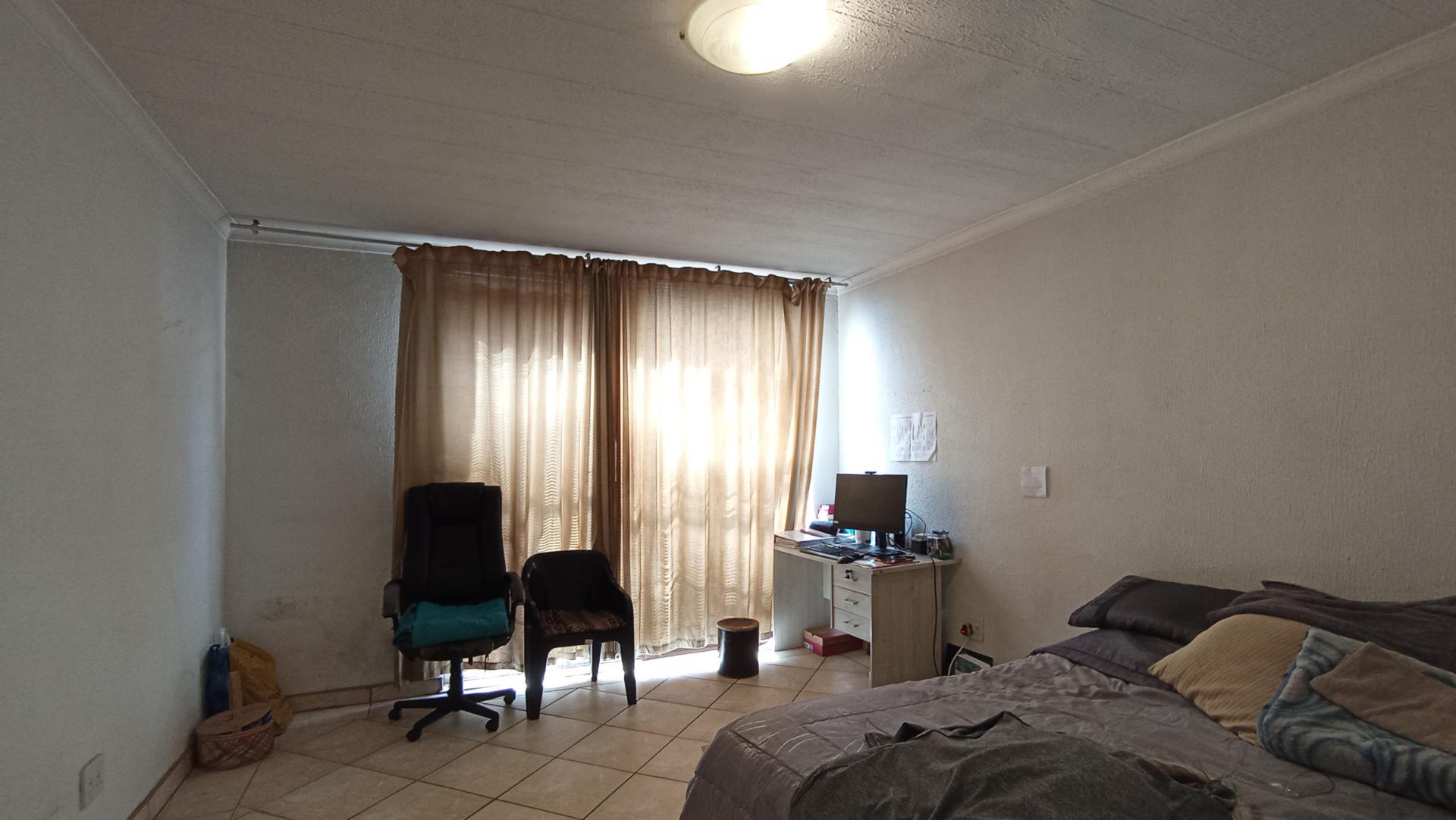 Bed Room 1 - 22 square meters of property in Horison View