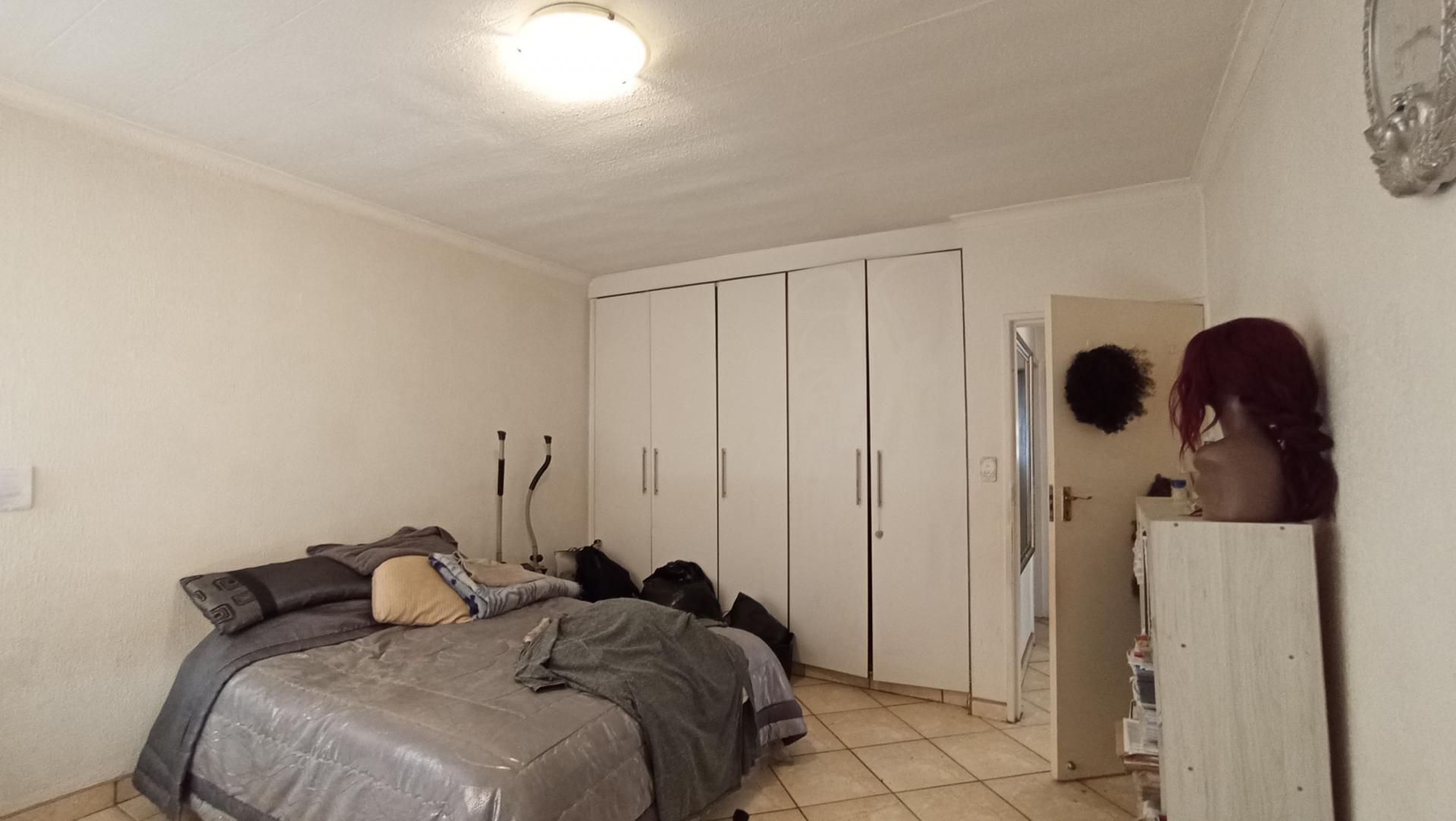 Bed Room 1 - 22 square meters of property in Horison View