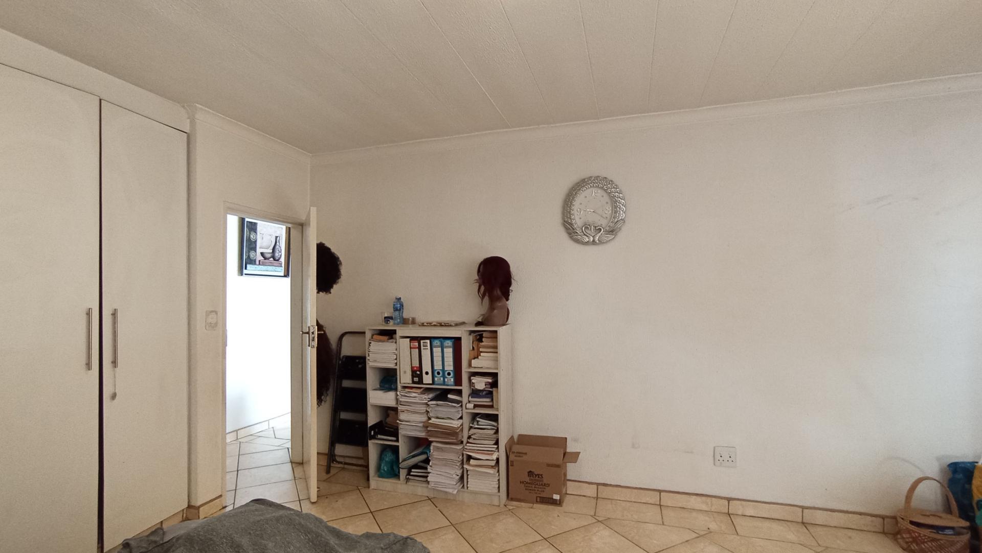 Bed Room 1 - 22 square meters of property in Horison View