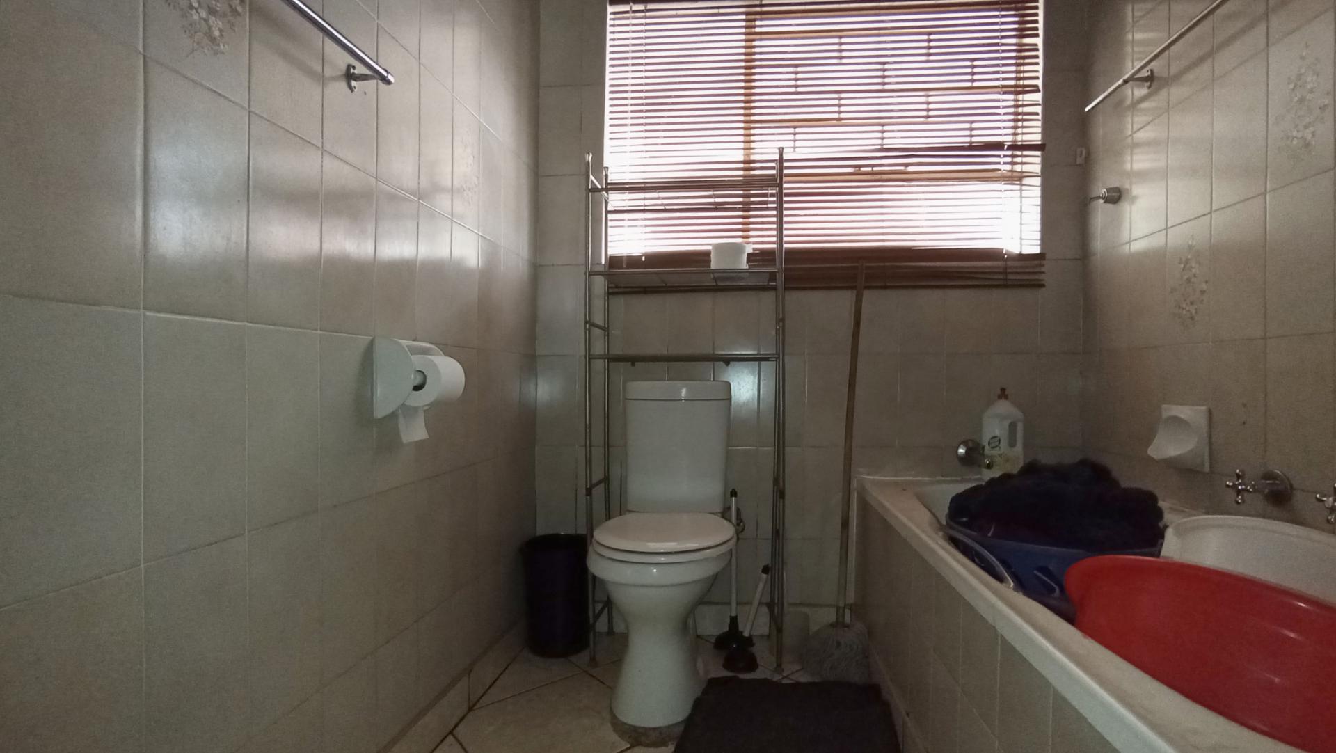 Bathroom 1 - 5 square meters of property in Horison View