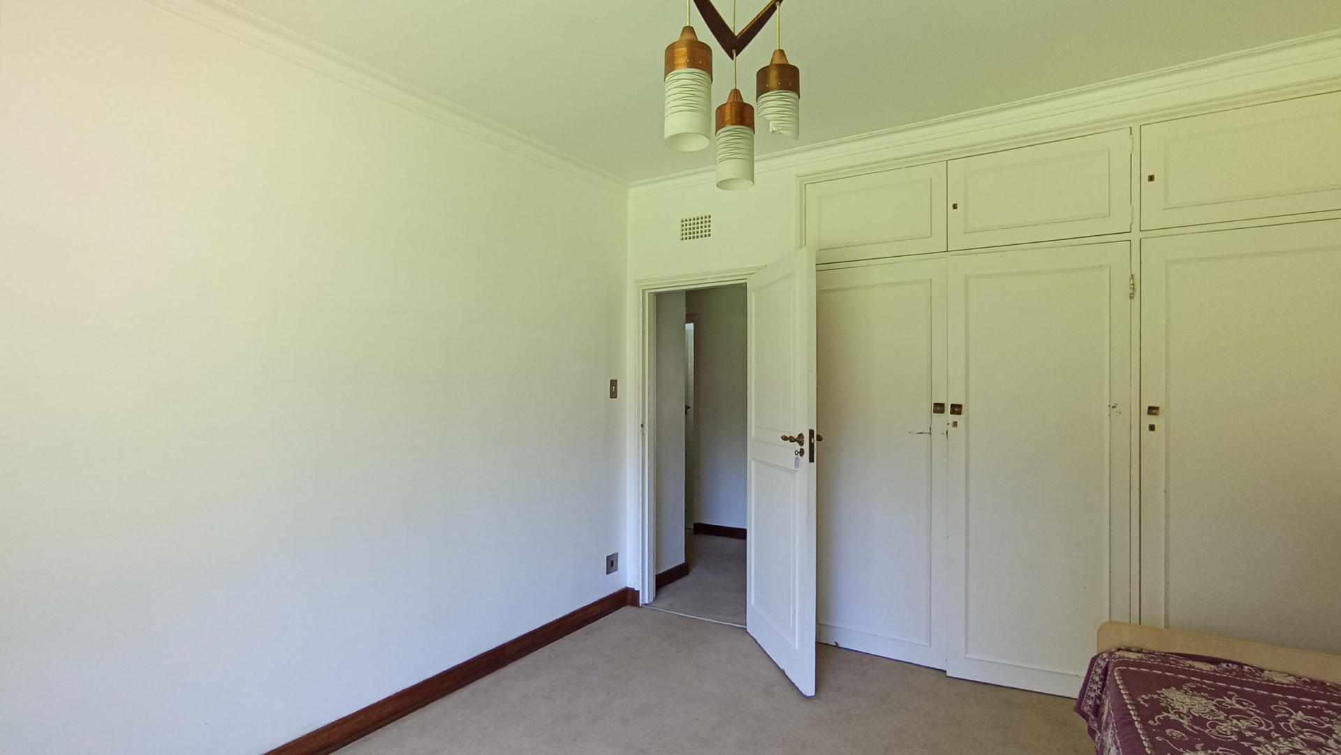 Bed Room 1 - 20 square meters of property in Observatory - JHB