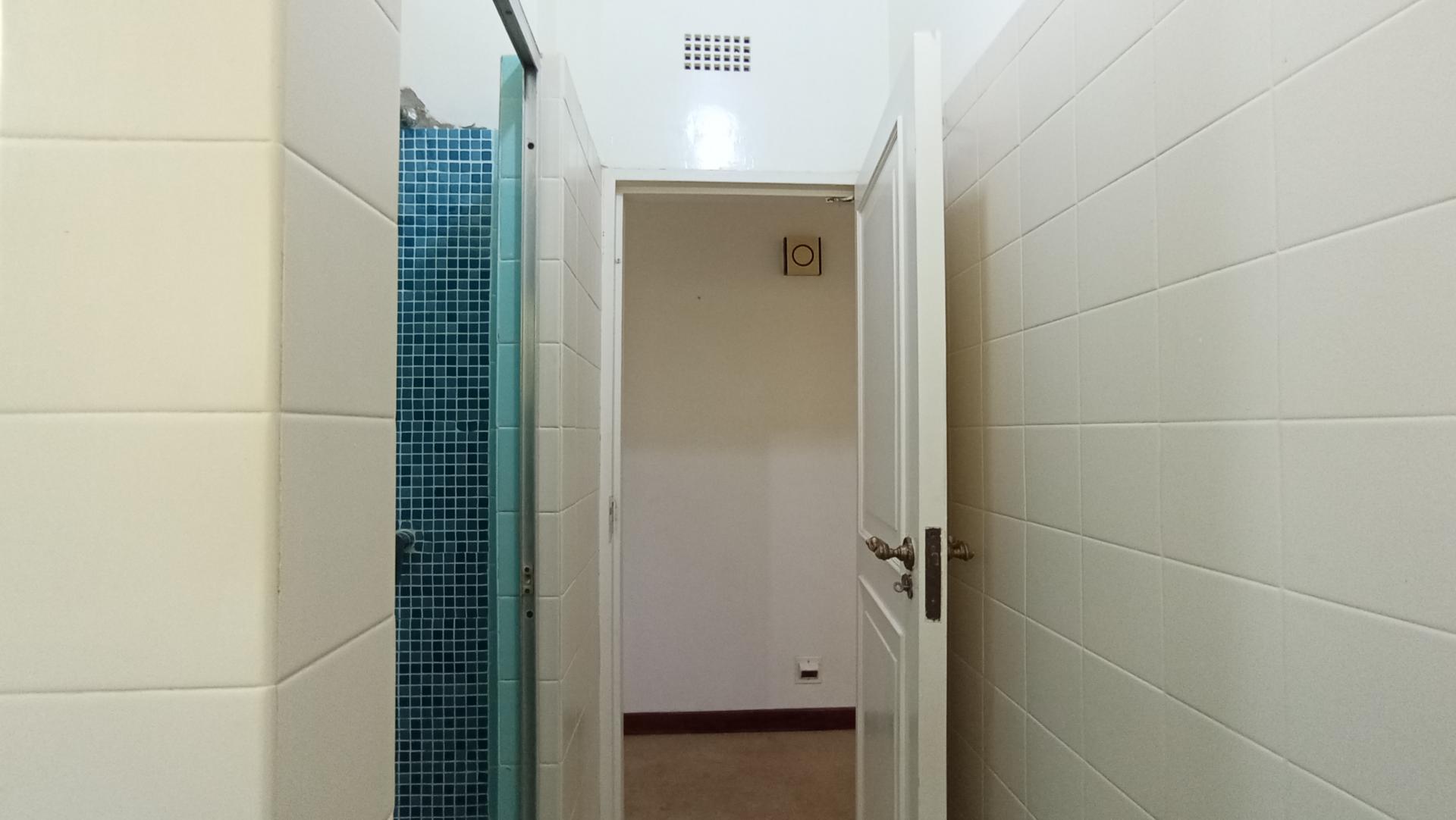 Bathroom 1 - 6 square meters of property in Observatory - JHB