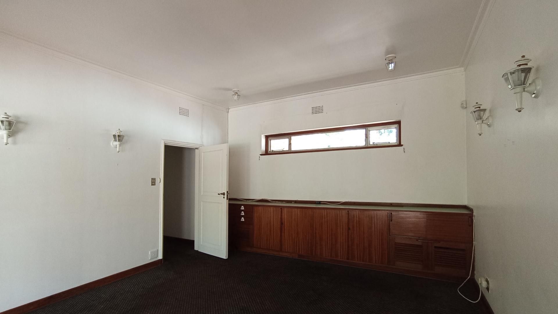 Informal Lounge - 18 square meters of property in Observatory - JHB