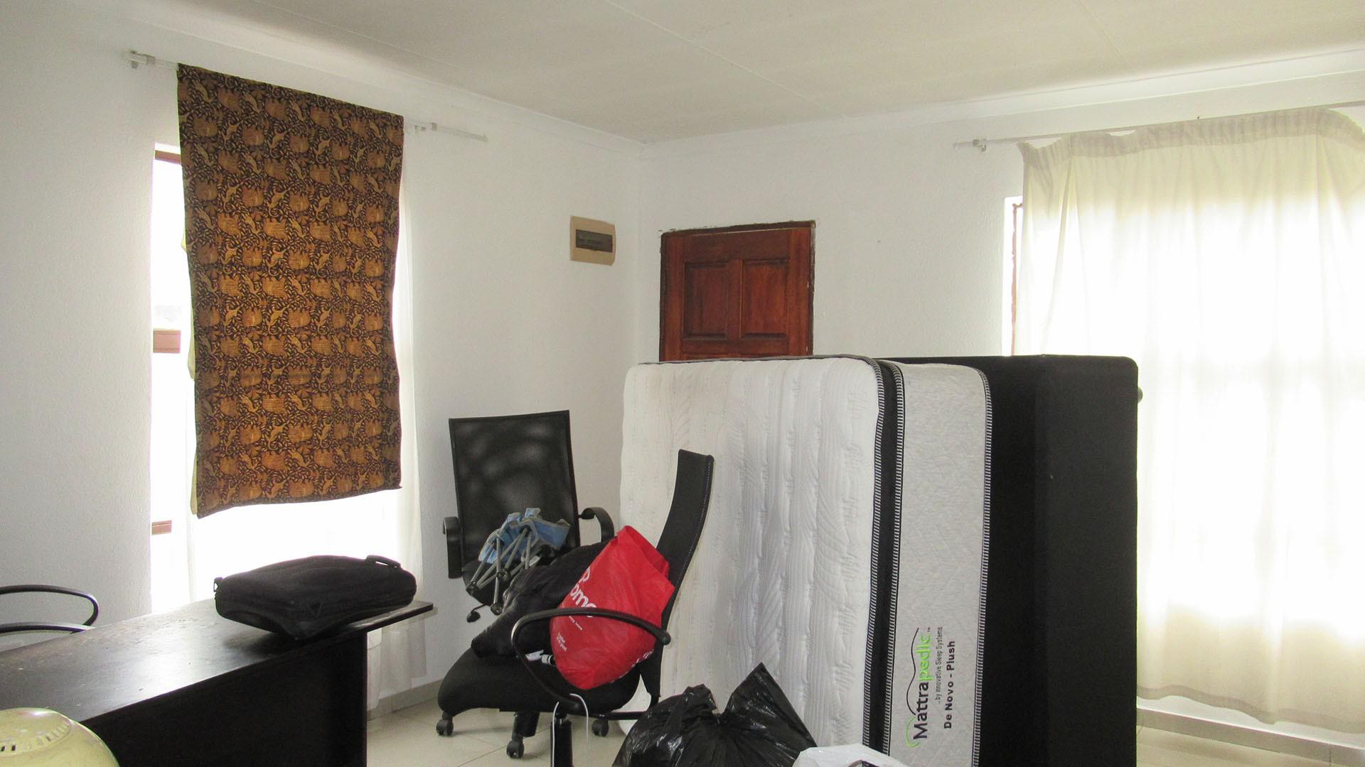 Lounges - 13 square meters of property in Bloubosrand