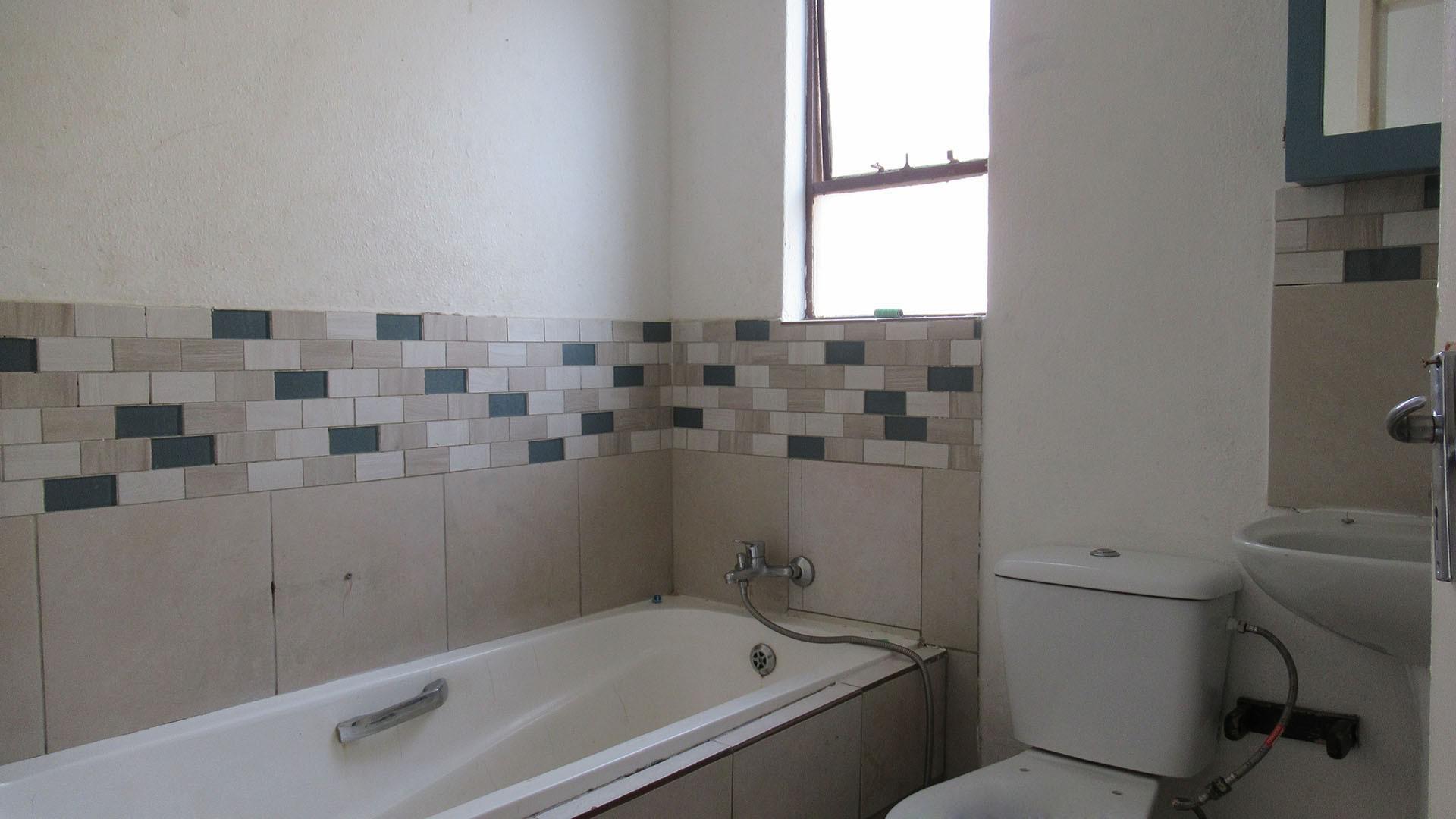 Bathroom 1 - 4 square meters of property in Bloubosrand