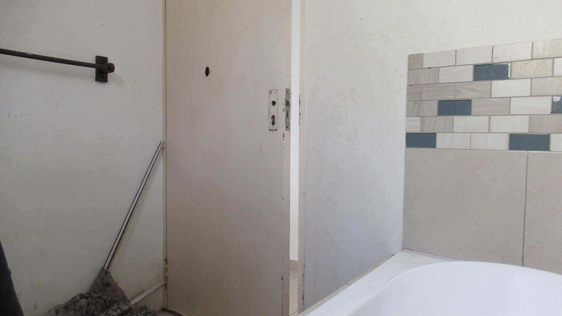 Bathroom 1 - 4 square meters of property in Bloubosrand