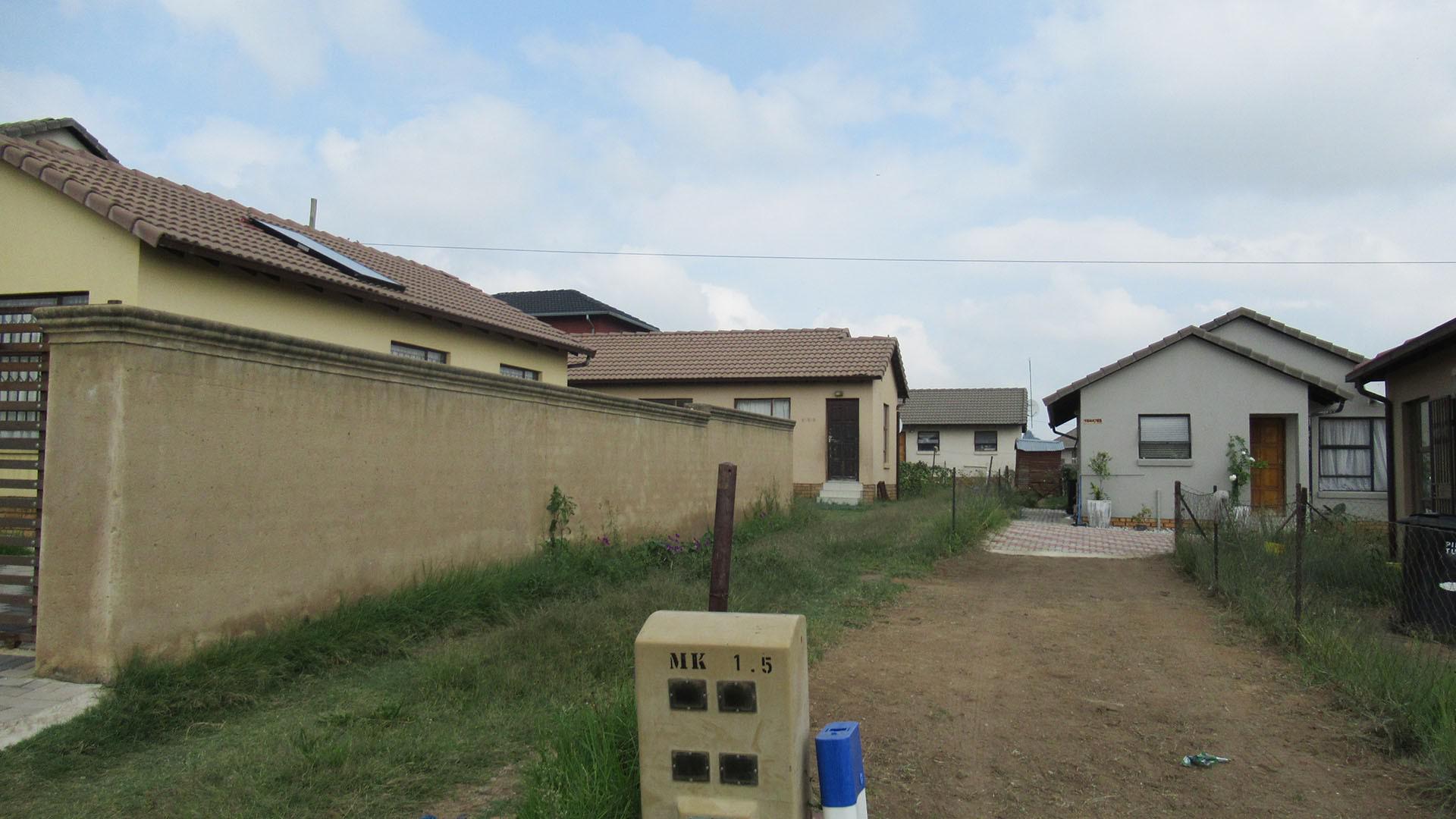 Front View of property in Bloubosrand