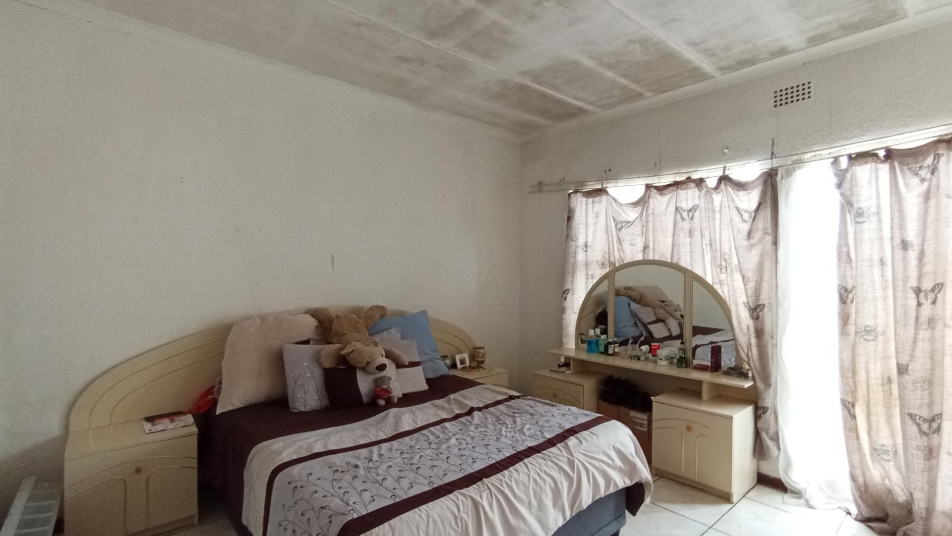 Bed Room 1 - 20 square meters of property in Windsor East