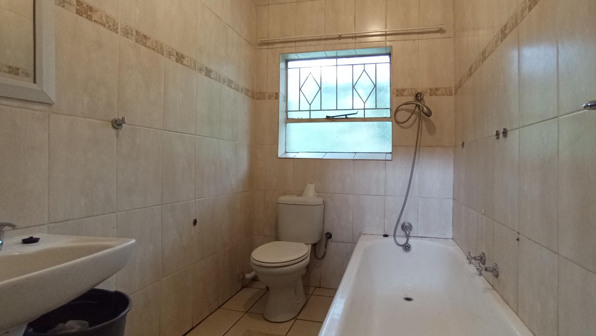 Bathroom 1 - 8 square meters of property in Windsor East