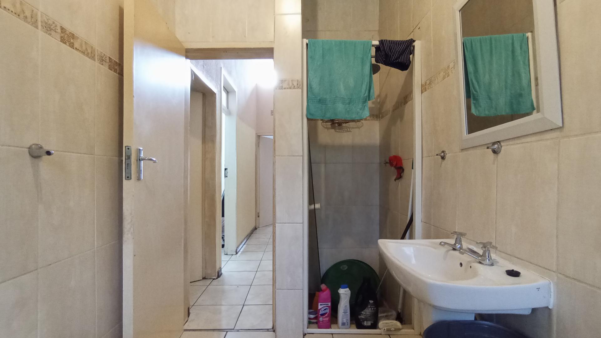 Bathroom 1 - 8 square meters of property in Windsor East