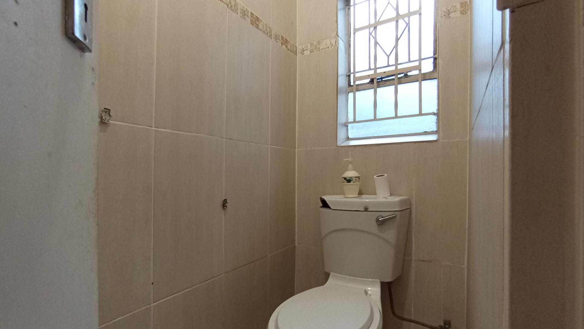 Guest Toilet - 2 square meters of property in Windsor East