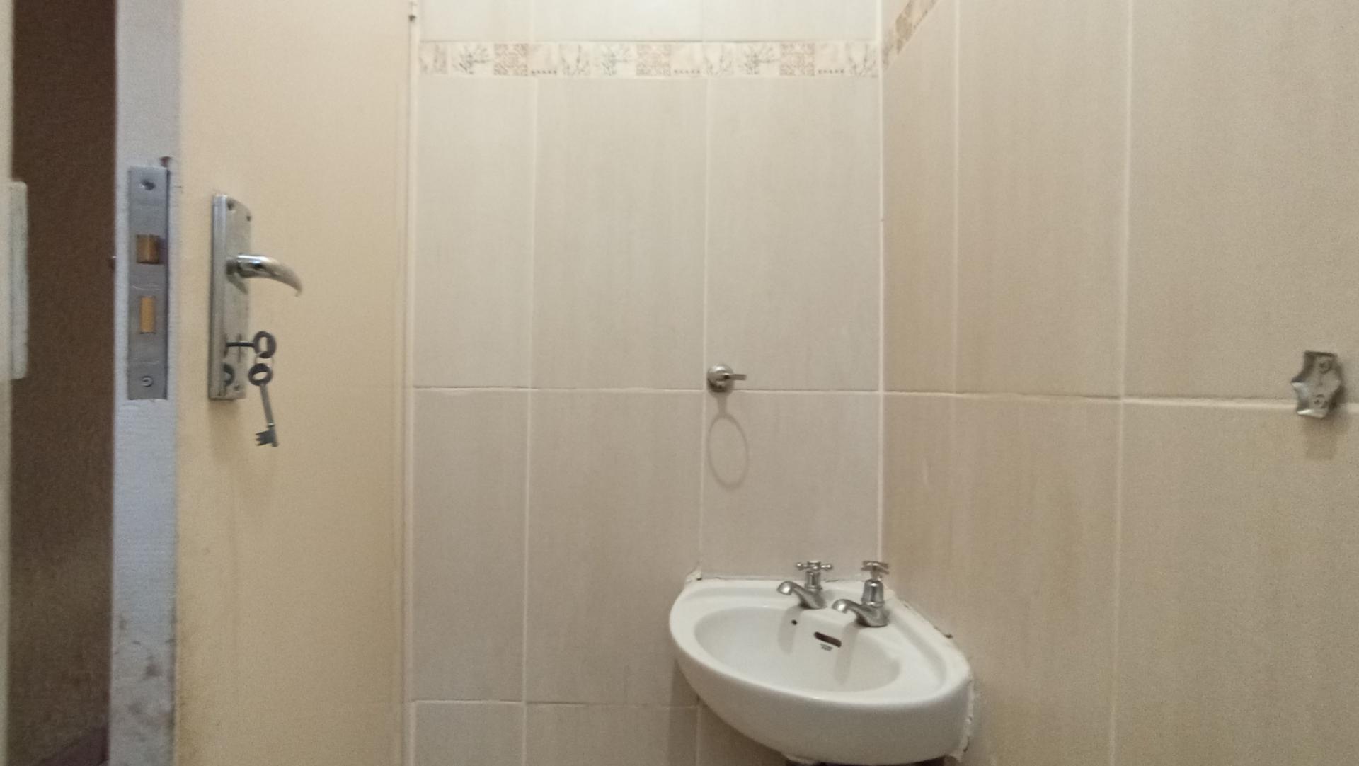 Guest Toilet - 2 square meters of property in Windsor East