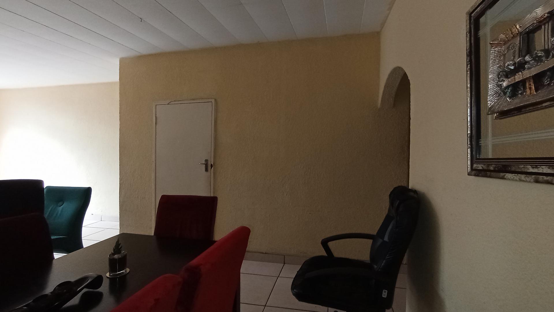 Dining Room - 11 square meters of property in Windsor East