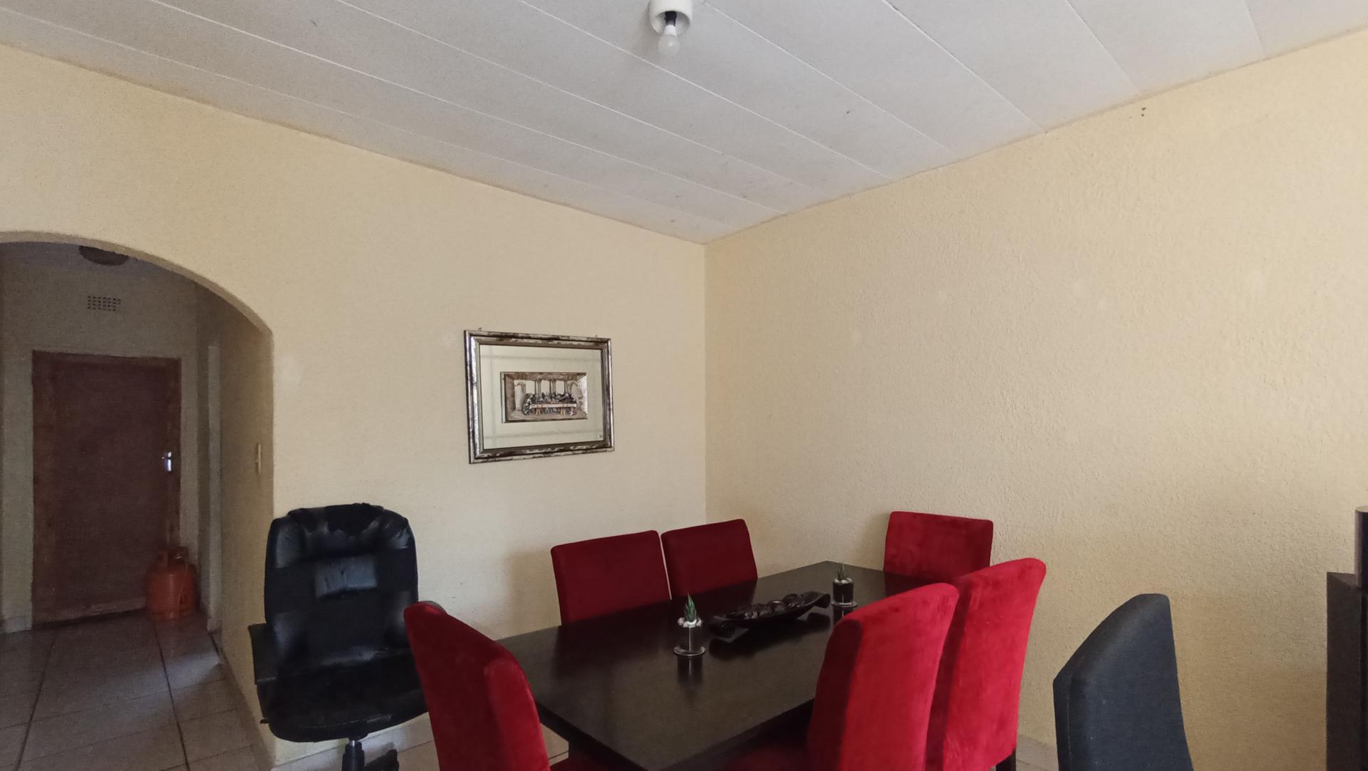 Dining Room - 11 square meters of property in Windsor East