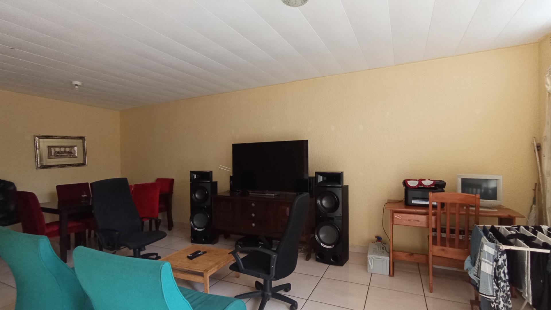 Lounges - 19 square meters of property in Windsor East