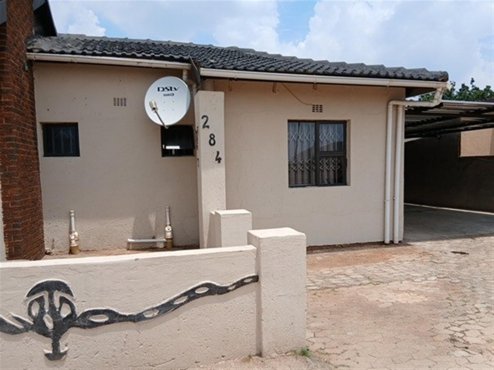 Front View of property in Roodekop