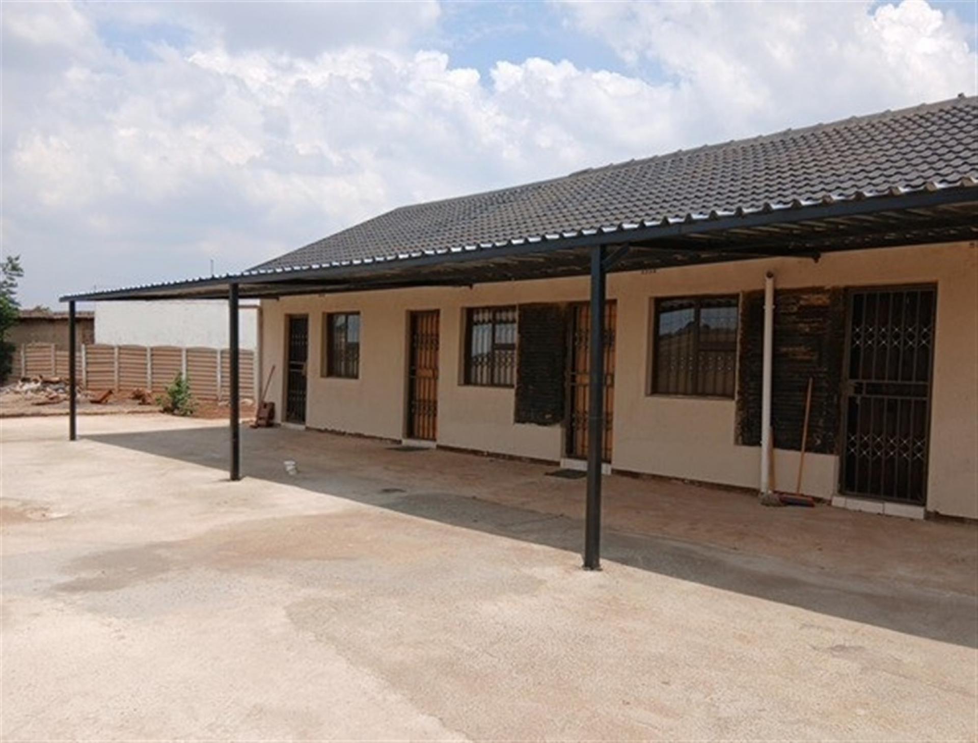 Front View of property in Roodekop