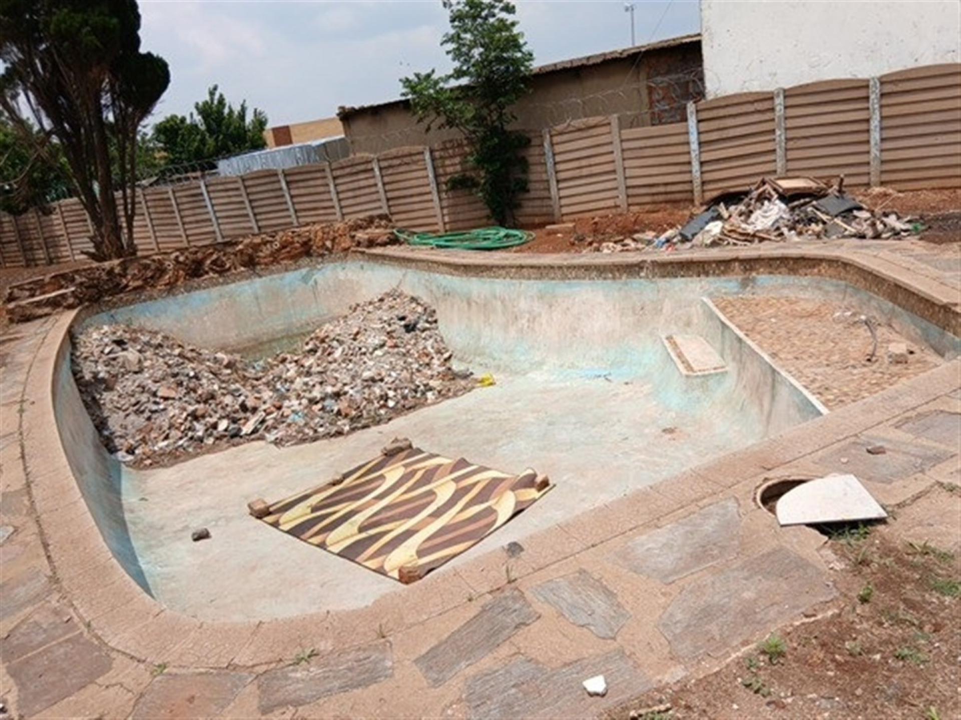 Front View of property in Roodekop