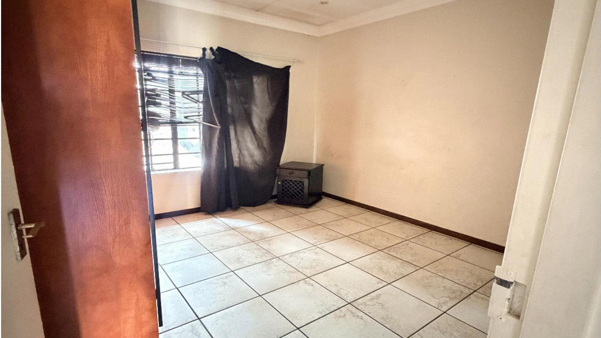 Bed Room 2 of property in Emalahleni (Witbank) 