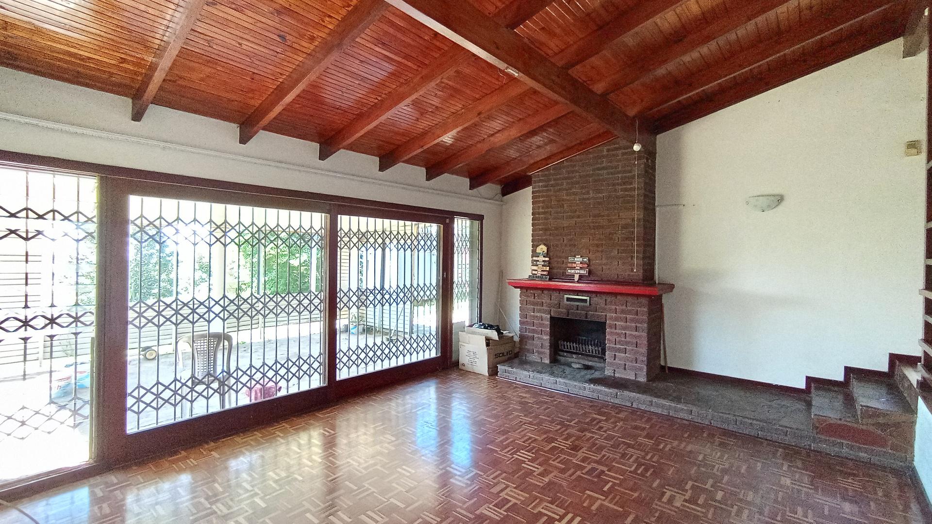 Lounges - 30 square meters of property in Athlone