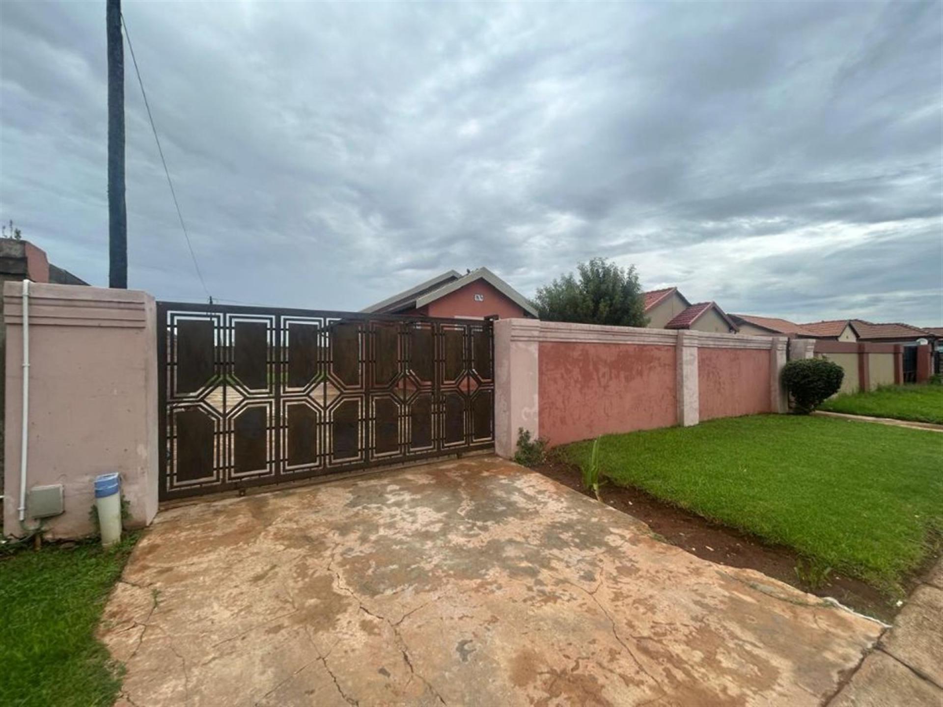 Front View of property in Dawn Park