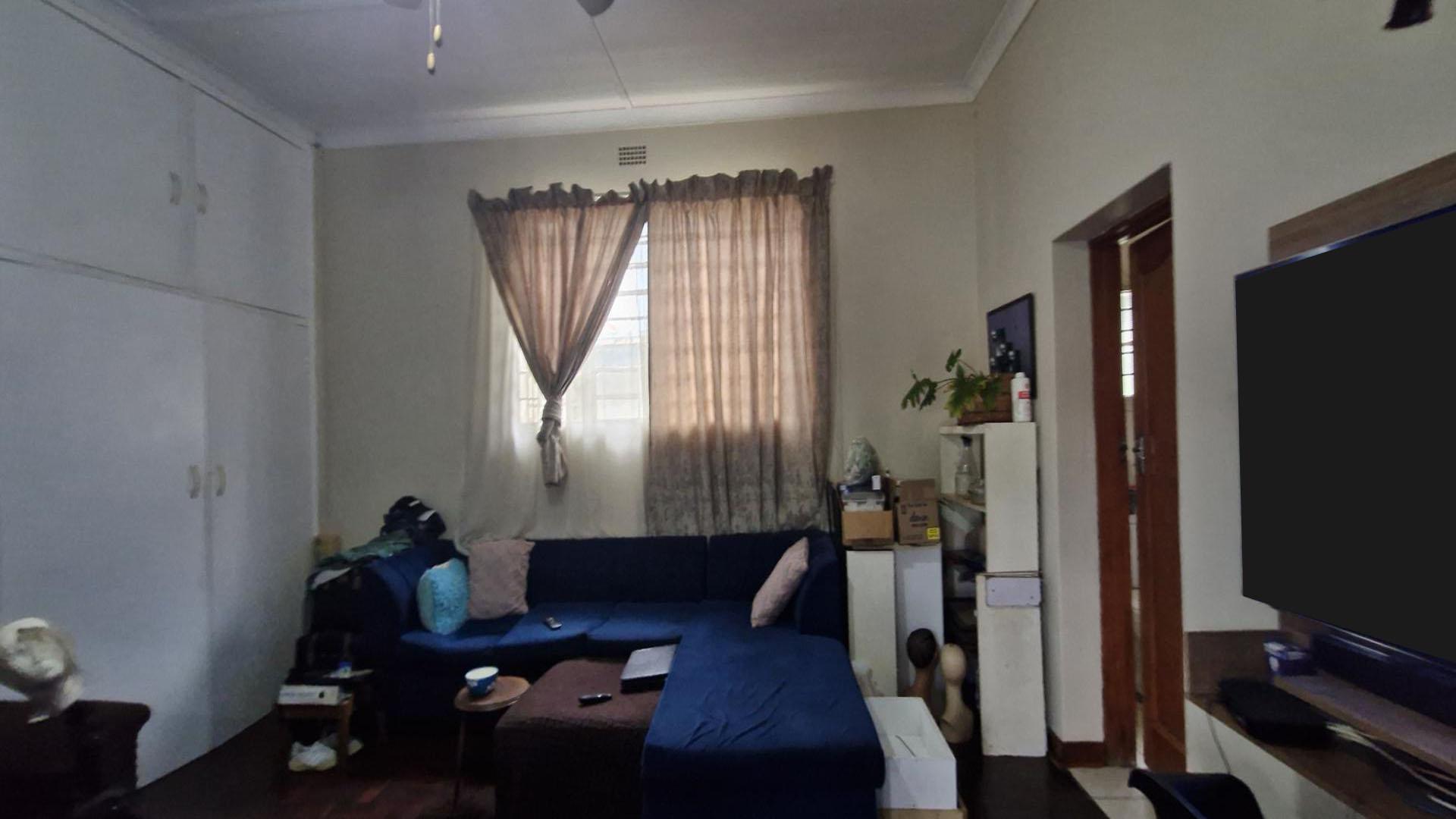 Lounges - 87 square meters of property in Orange Grove