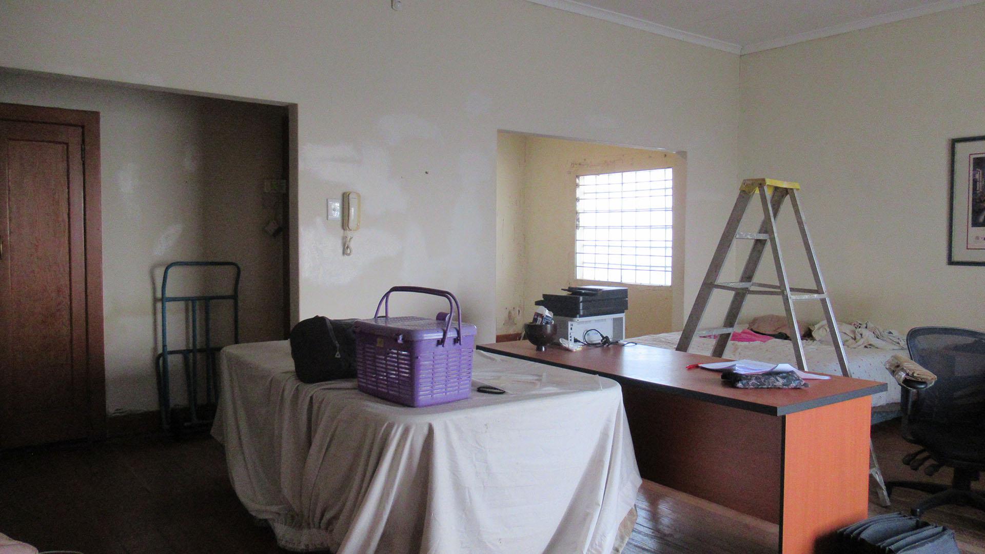 Lounges - 87 square meters of property in Orange Grove