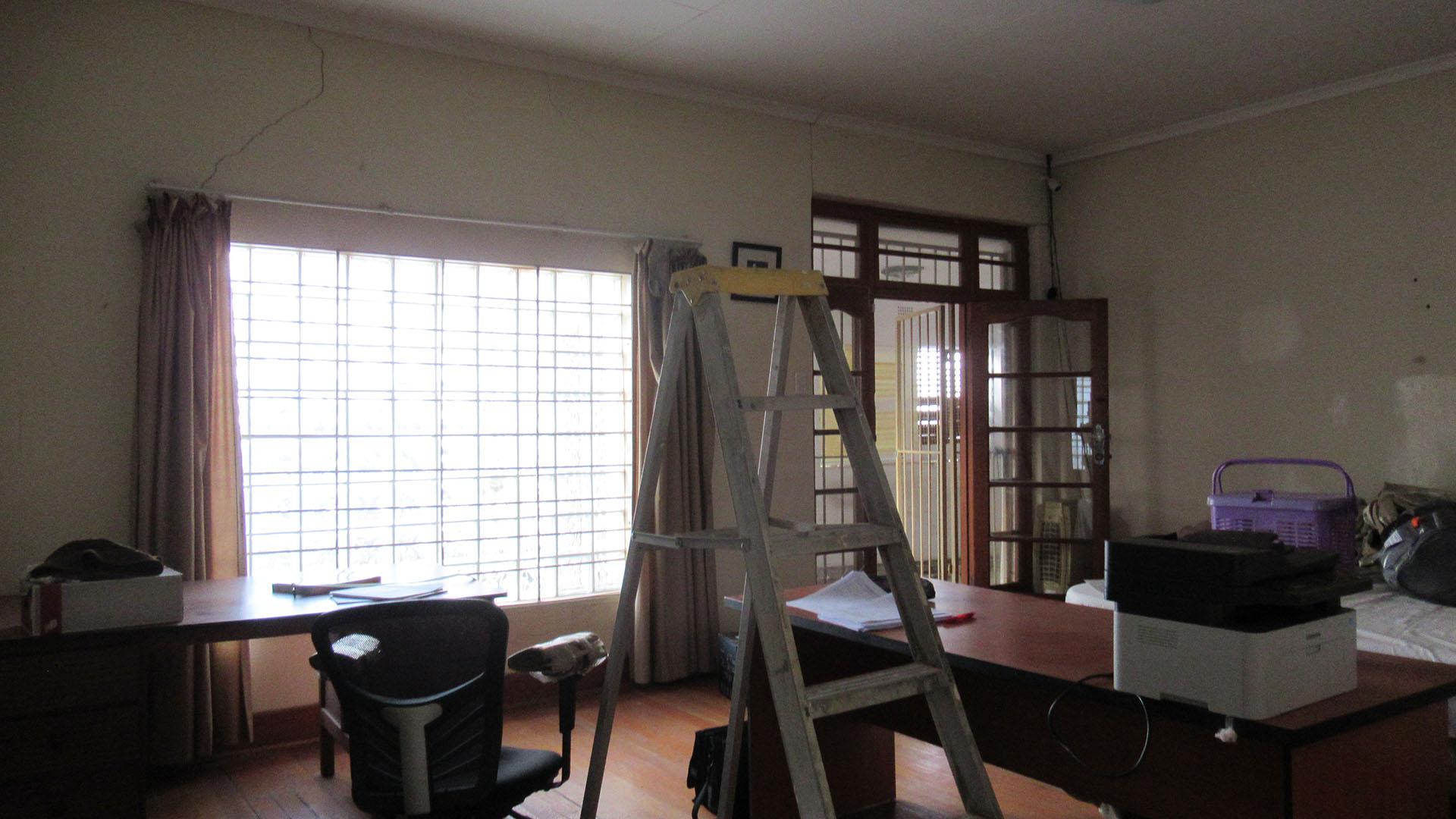 Lounges - 87 square meters of property in Orange Grove