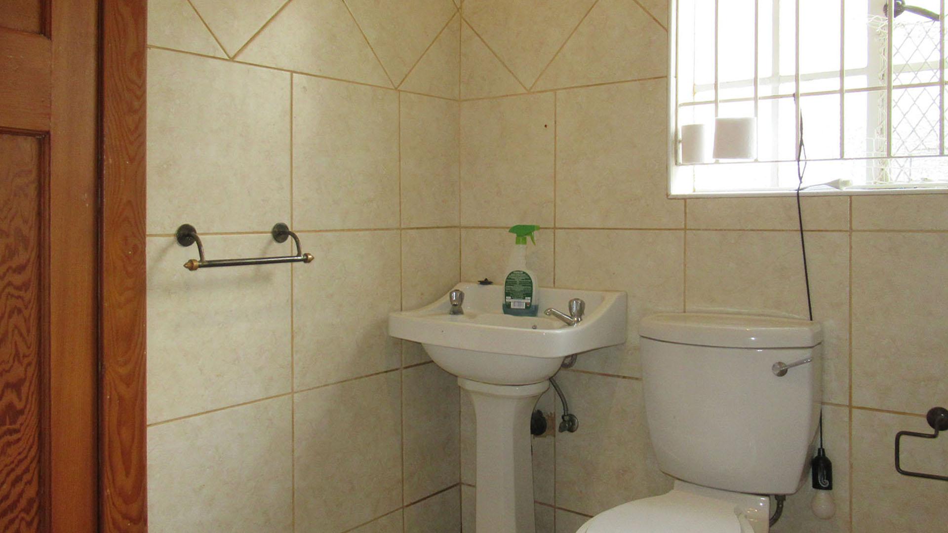 Main Bathroom - 7 square meters of property in Orange Grove