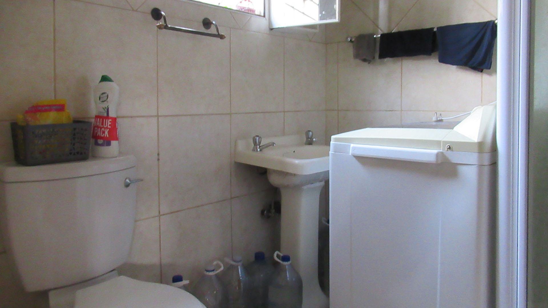 Bathroom 1 of property in Orange Grove