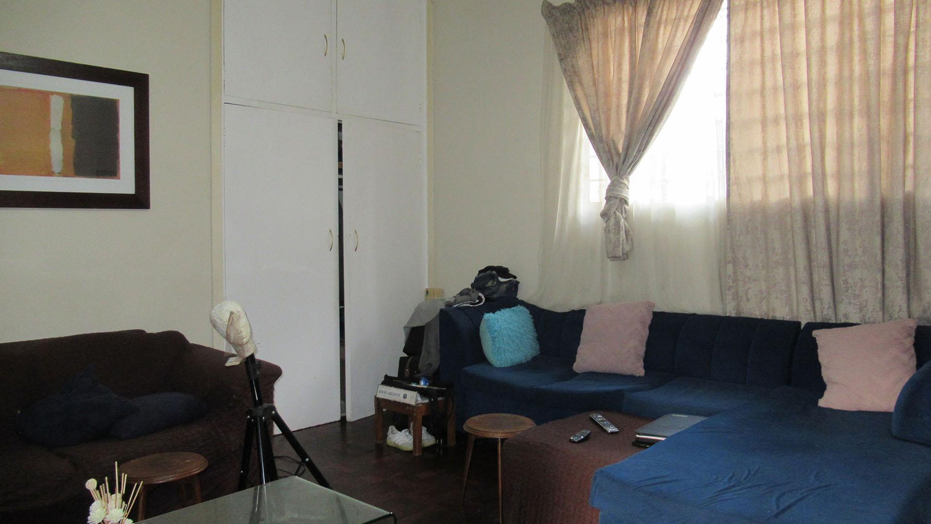 Lounges - 87 square meters of property in Orange Grove