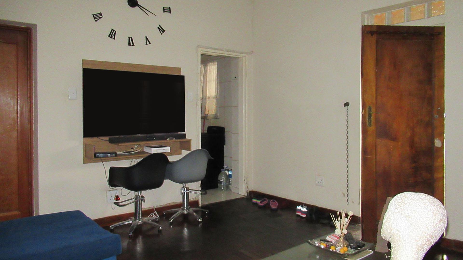 Lounges - 87 square meters of property in Orange Grove