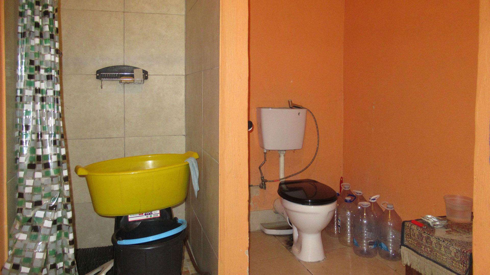 Bathroom 2 - 4 square meters of property in Orange Grove