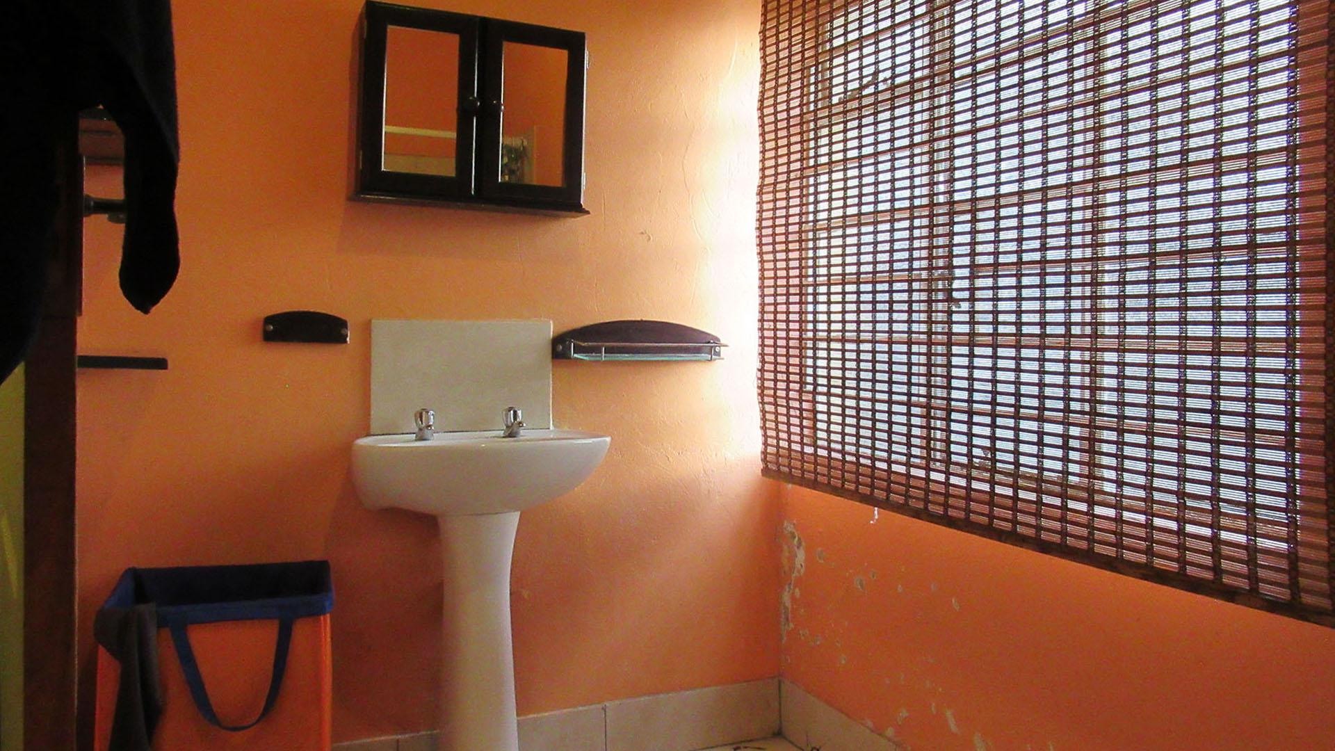 Bathroom 2 - 4 square meters of property in Orange Grove