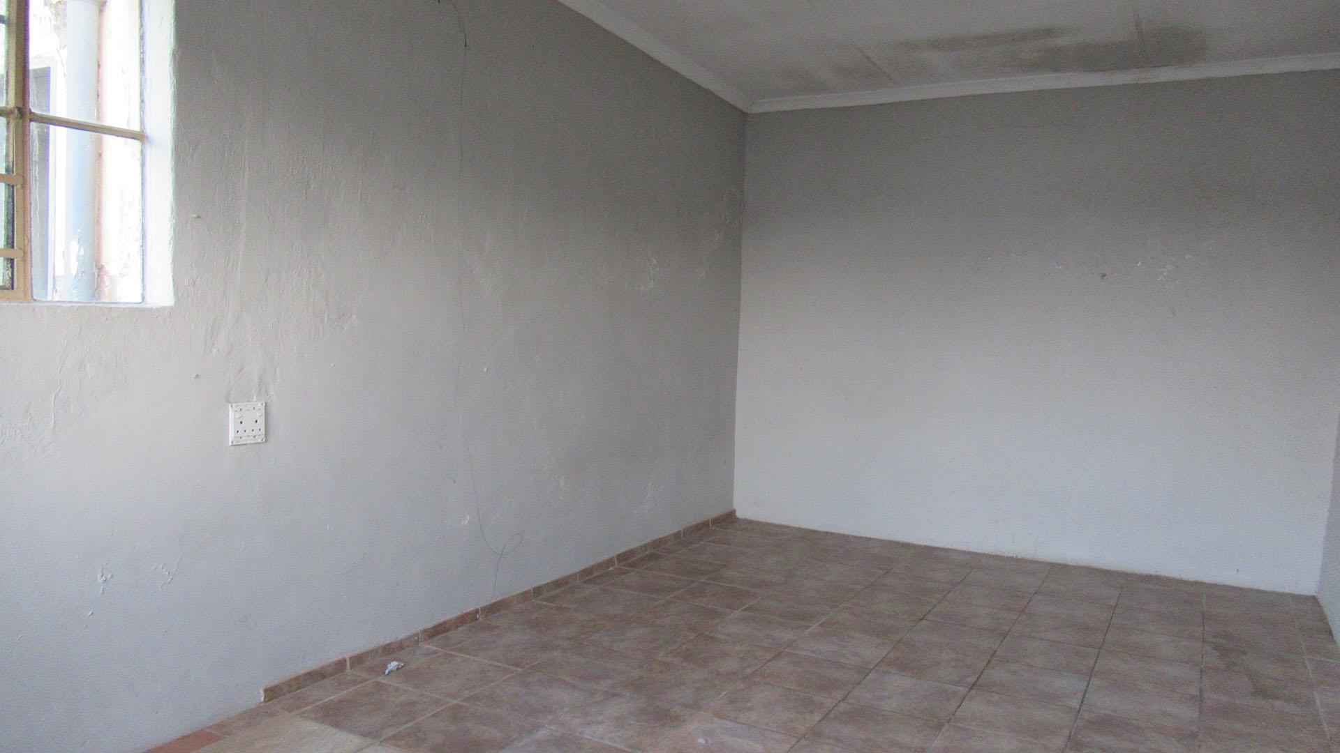 Bed Room 5+ - 61 square meters of property in Orange Grove