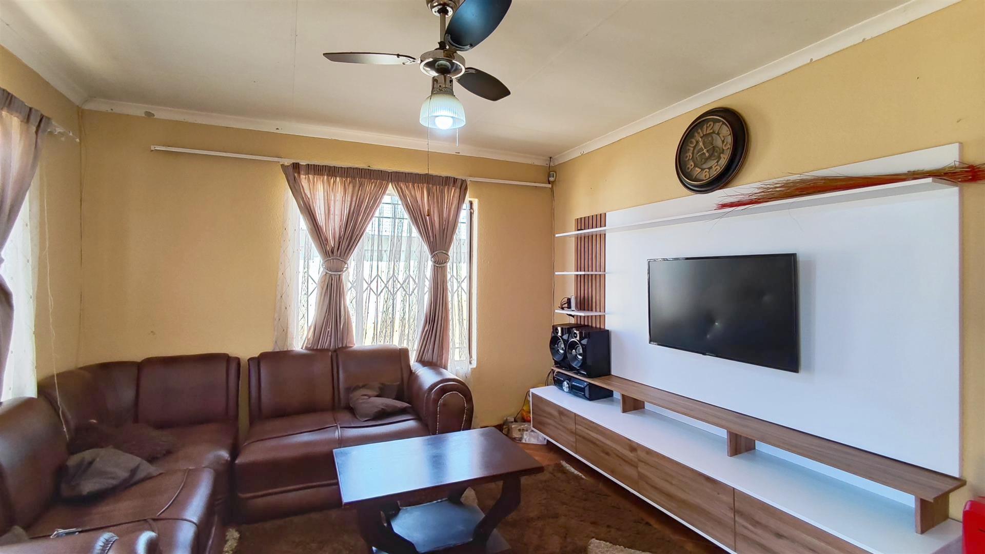 Lounges - 20 square meters of property in Birch Acres