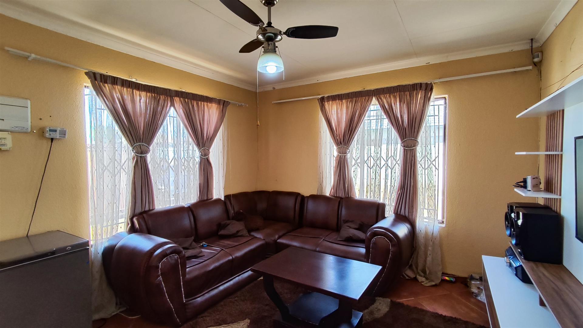 Lounges - 20 square meters of property in Birch Acres