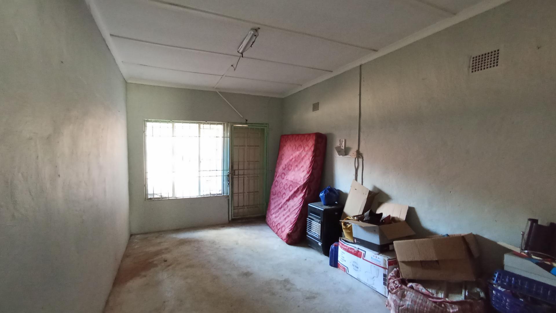 Lounges - 60 square meters of property in Homestead