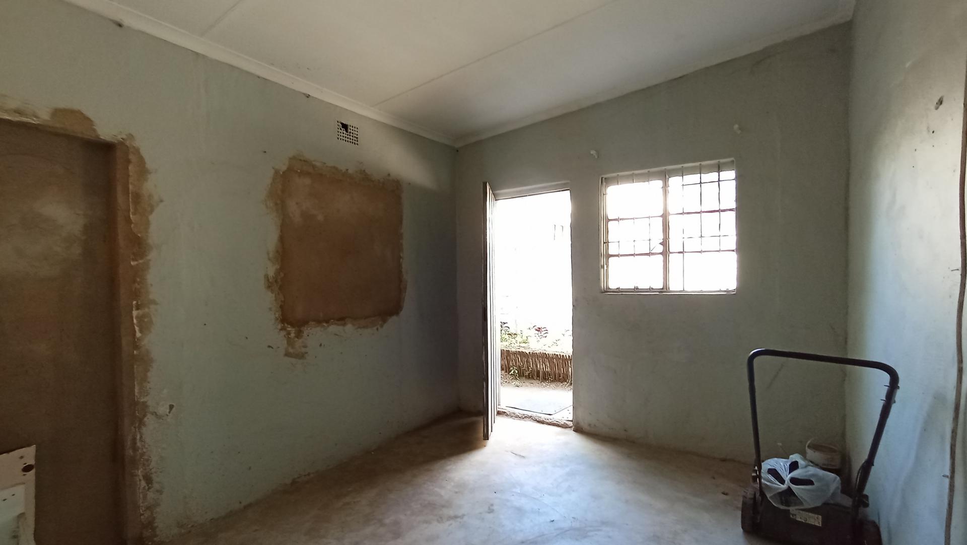 Bed Room 1 - 49 square meters of property in Homestead