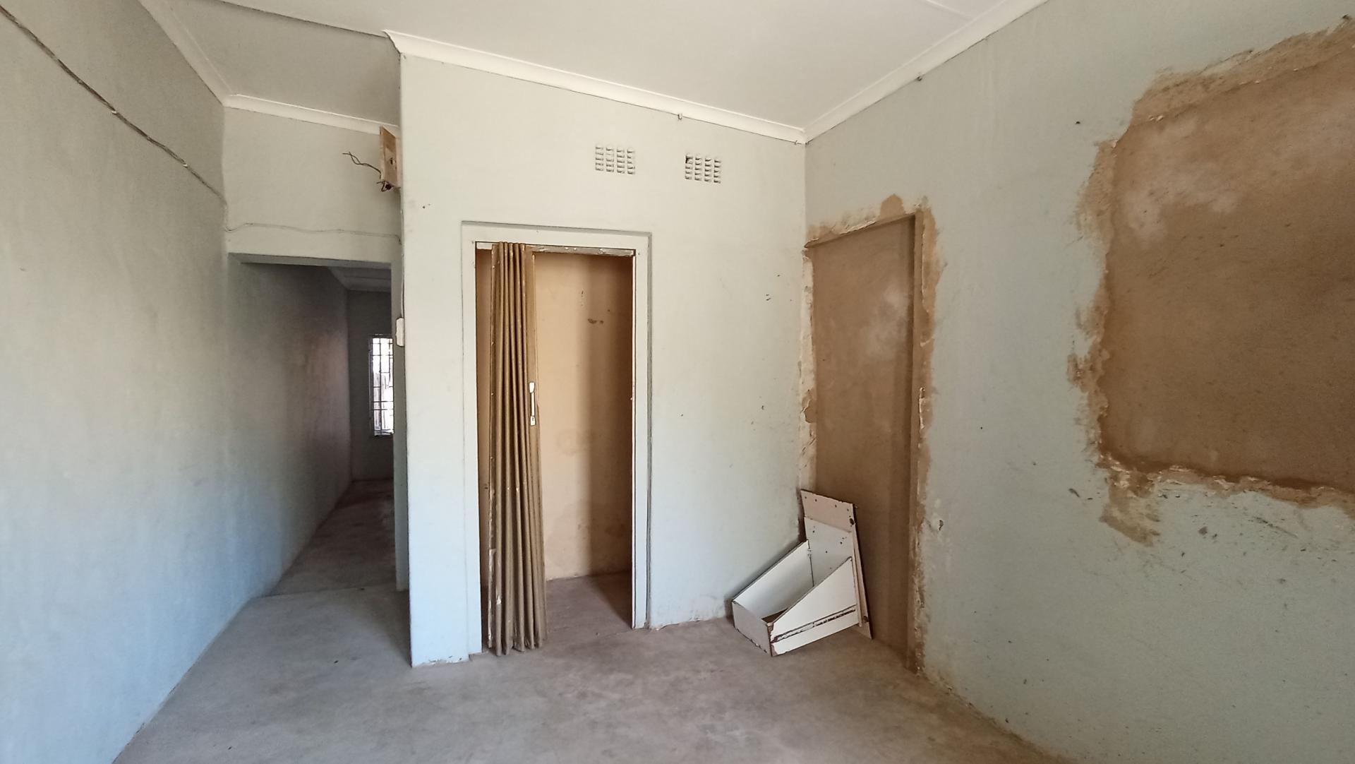 Bed Room 1 - 49 square meters of property in Homestead