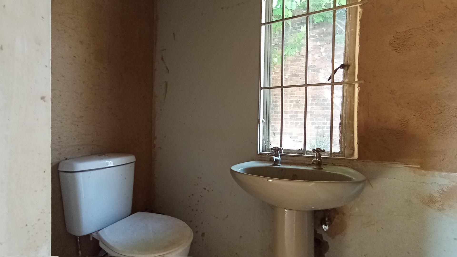 Bathroom 1 - 8 square meters of property in Homestead