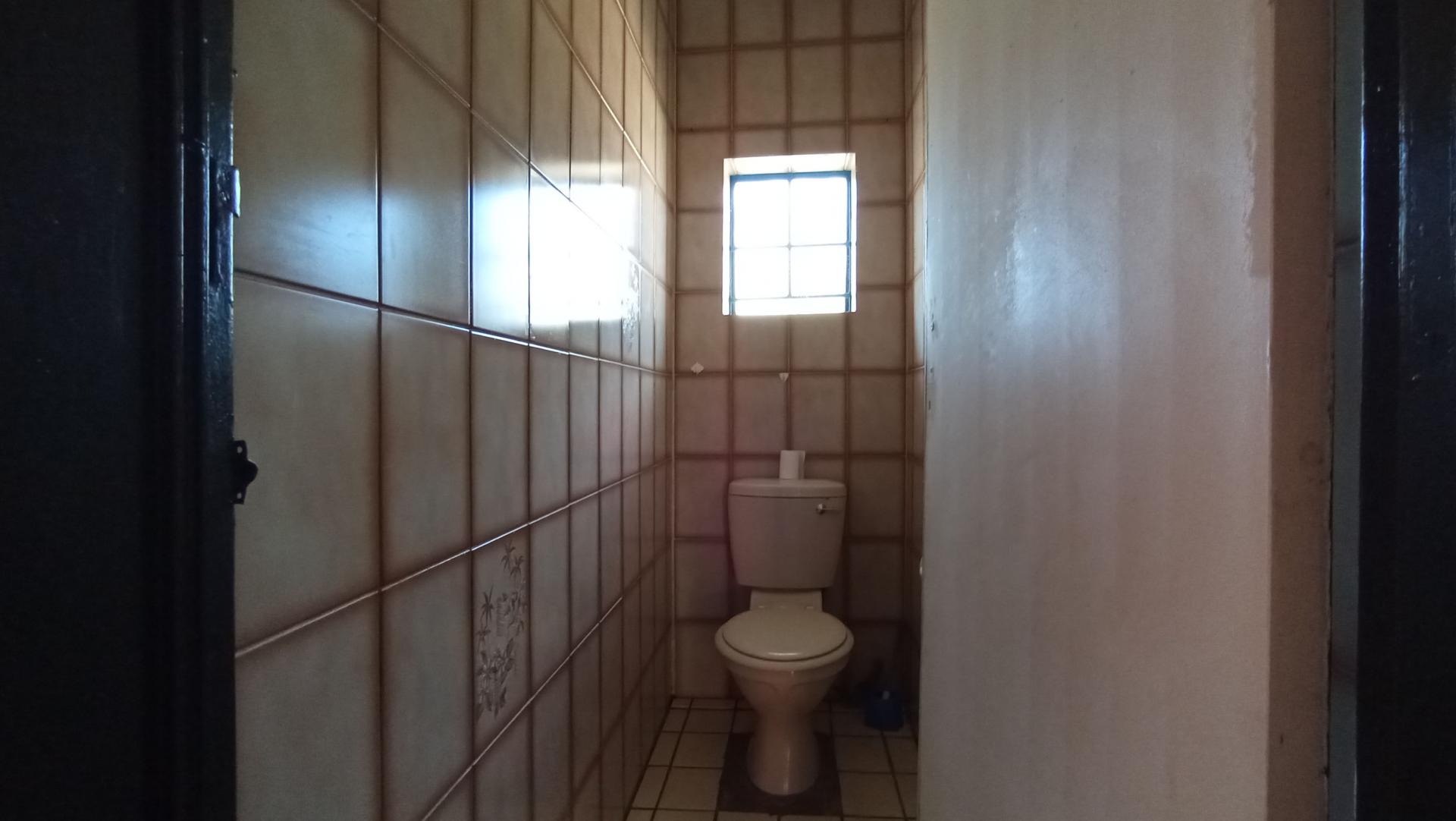 Bathroom 1 - 8 square meters of property in Homestead