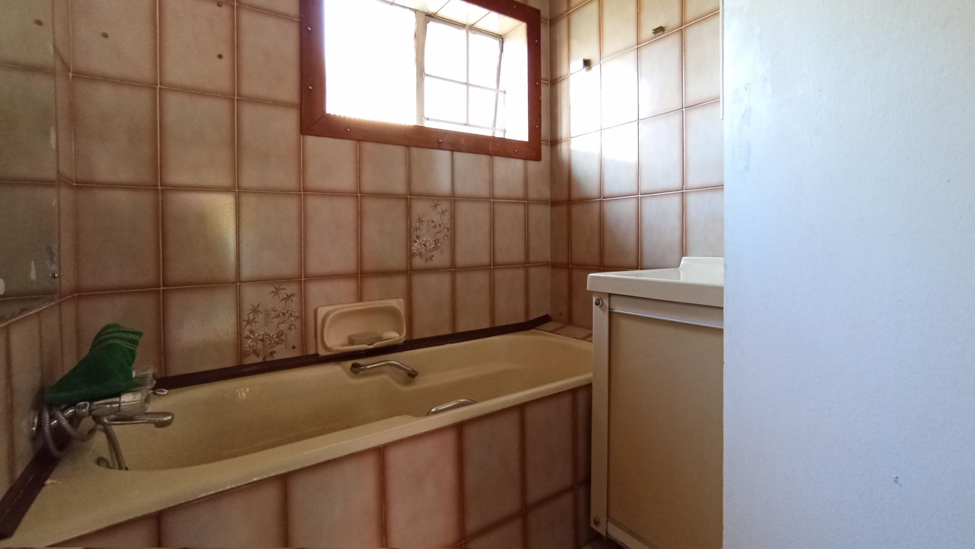 Bathroom 2 - 5 square meters of property in Homestead
