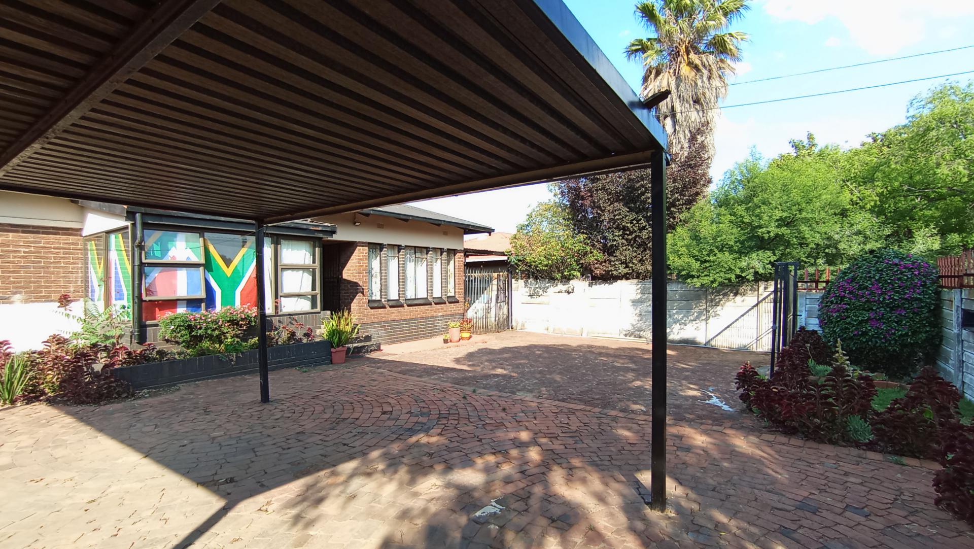 Carport  - 40 square meters of property in Homestead