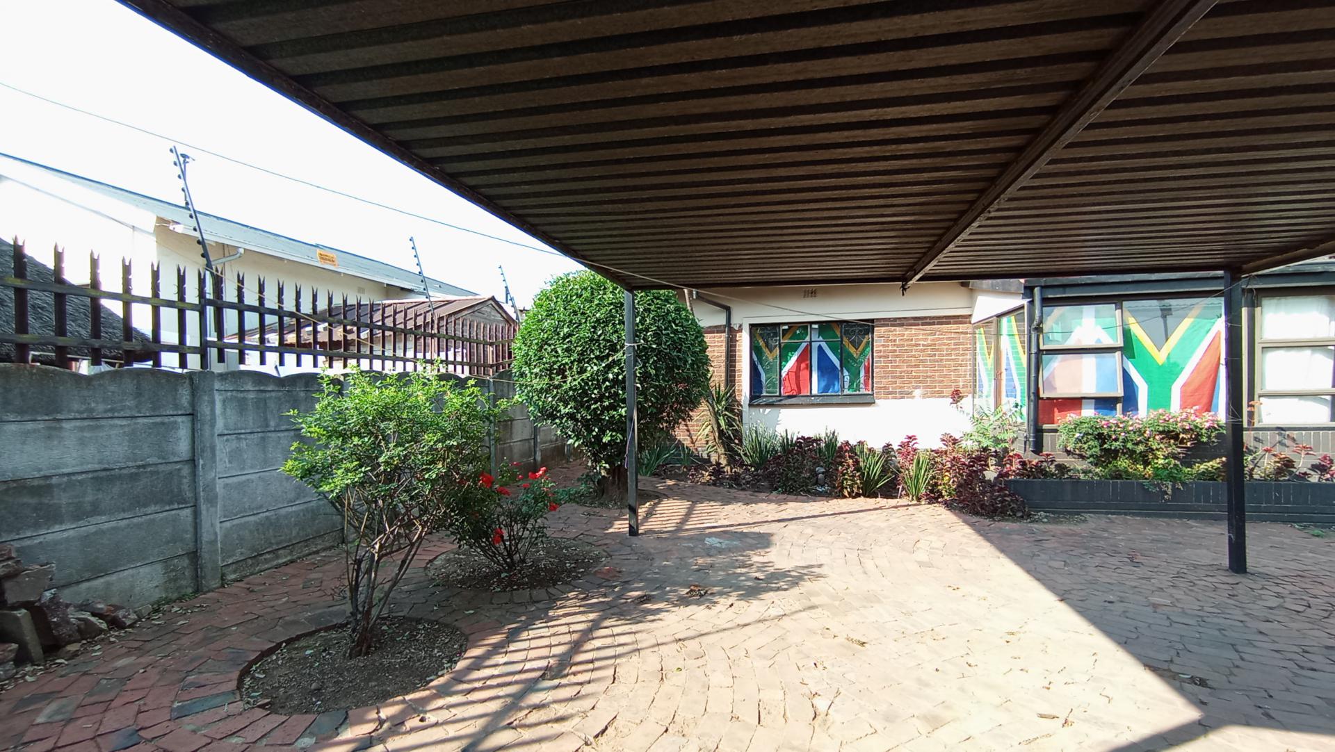 Carport  - 40 square meters of property in Homestead