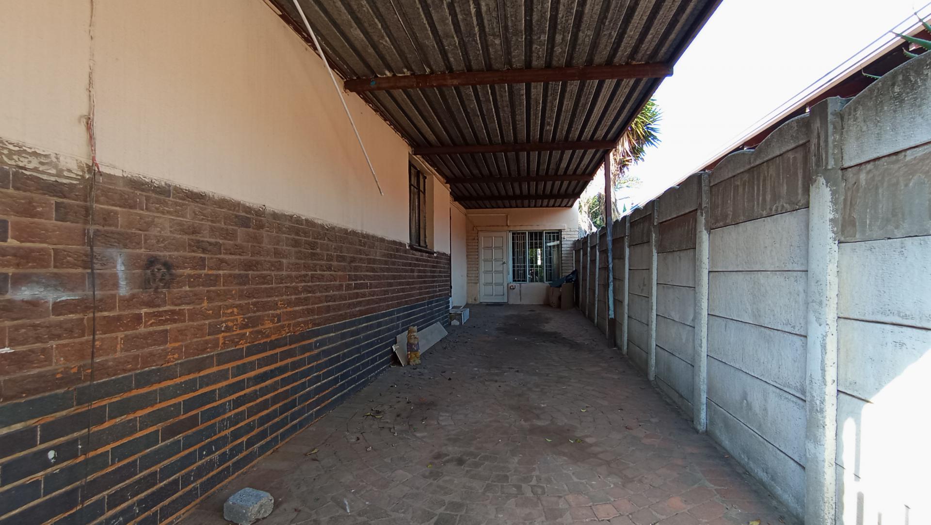 Carport  - 40 square meters of property in Homestead