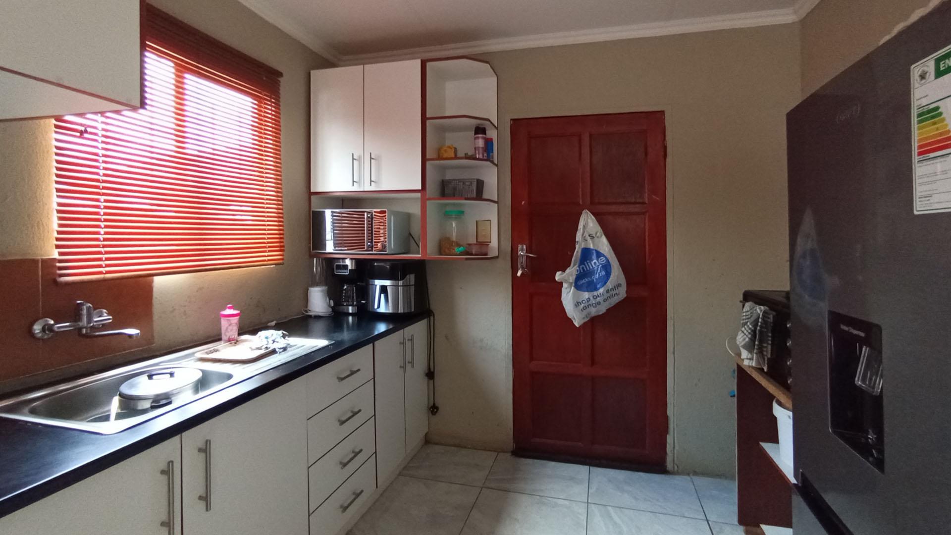 Kitchen - 6 square meters of property in Soshanguve East