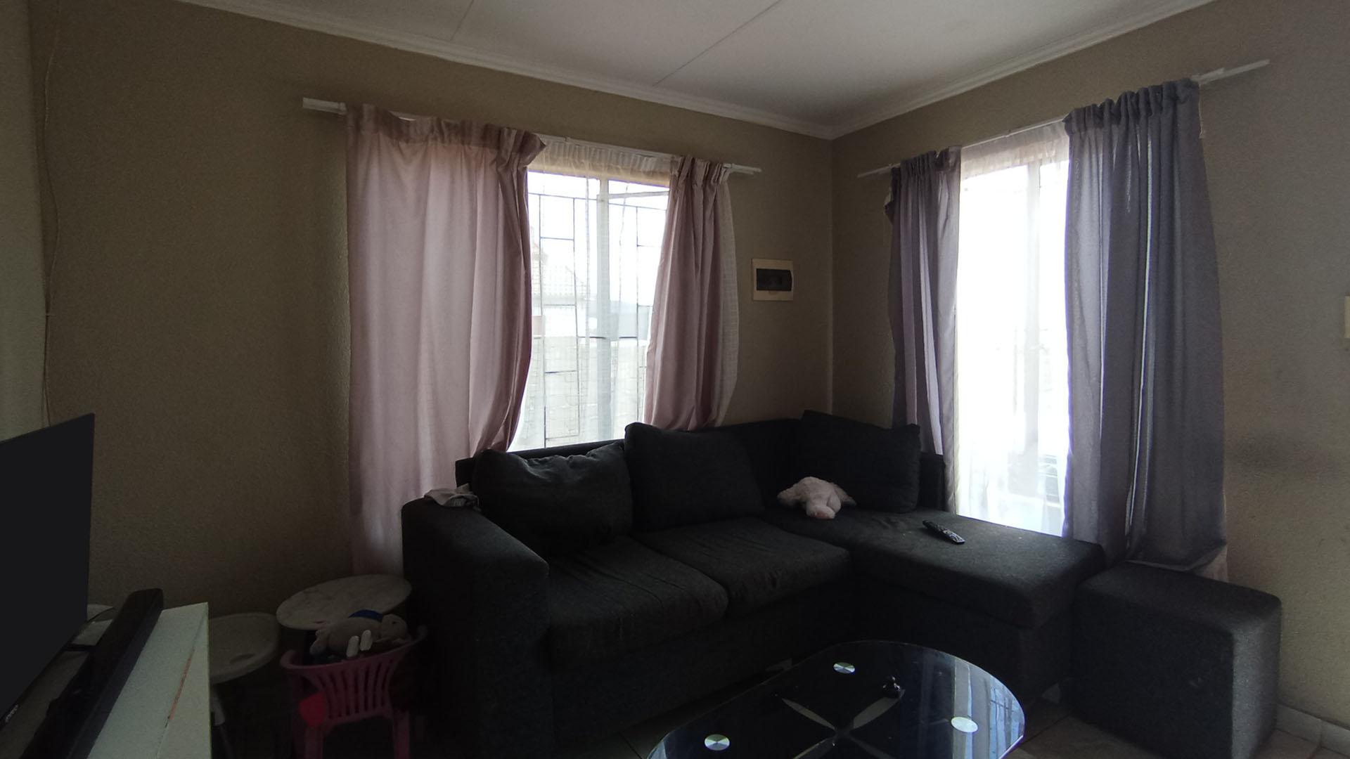 Lounges - 12 square meters of property in Soshanguve East