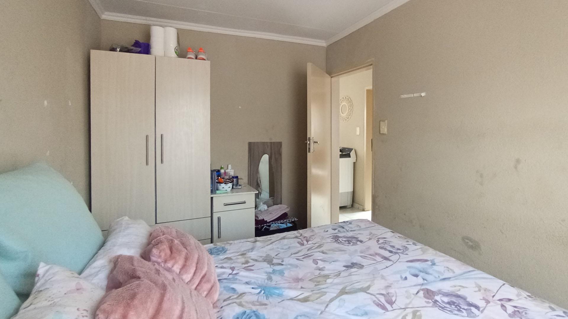 Bed Room 1 - 11 square meters of property in Soshanguve East